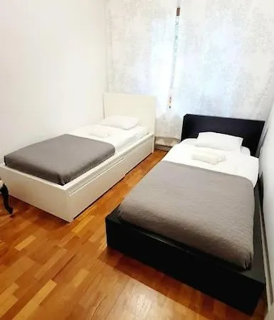 Uroczy Dom Na Ladnym Podwarszawskim Osiedlu Michałowice