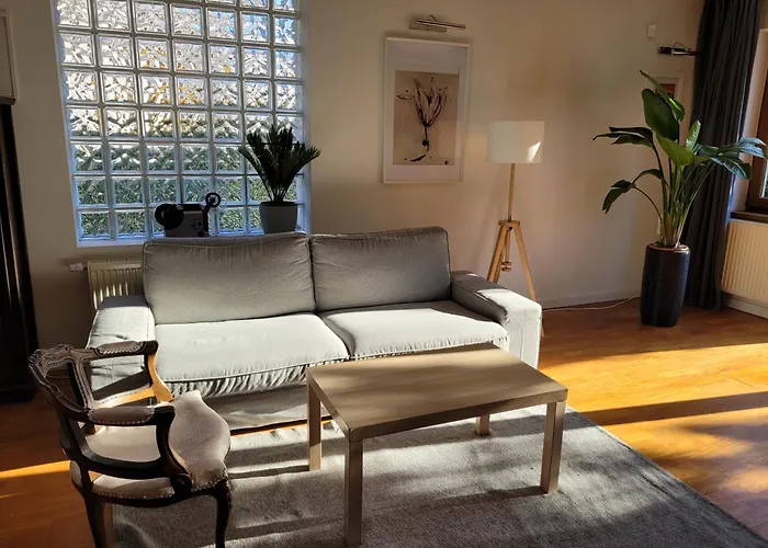 Uroczy Dom Na ładnym Podwarszawskim Osiedlu